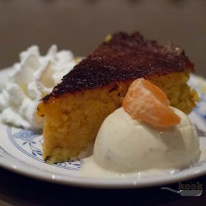 mandarijnentaart met vanille-ijs en slagroom