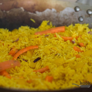 gele rijst met wortel